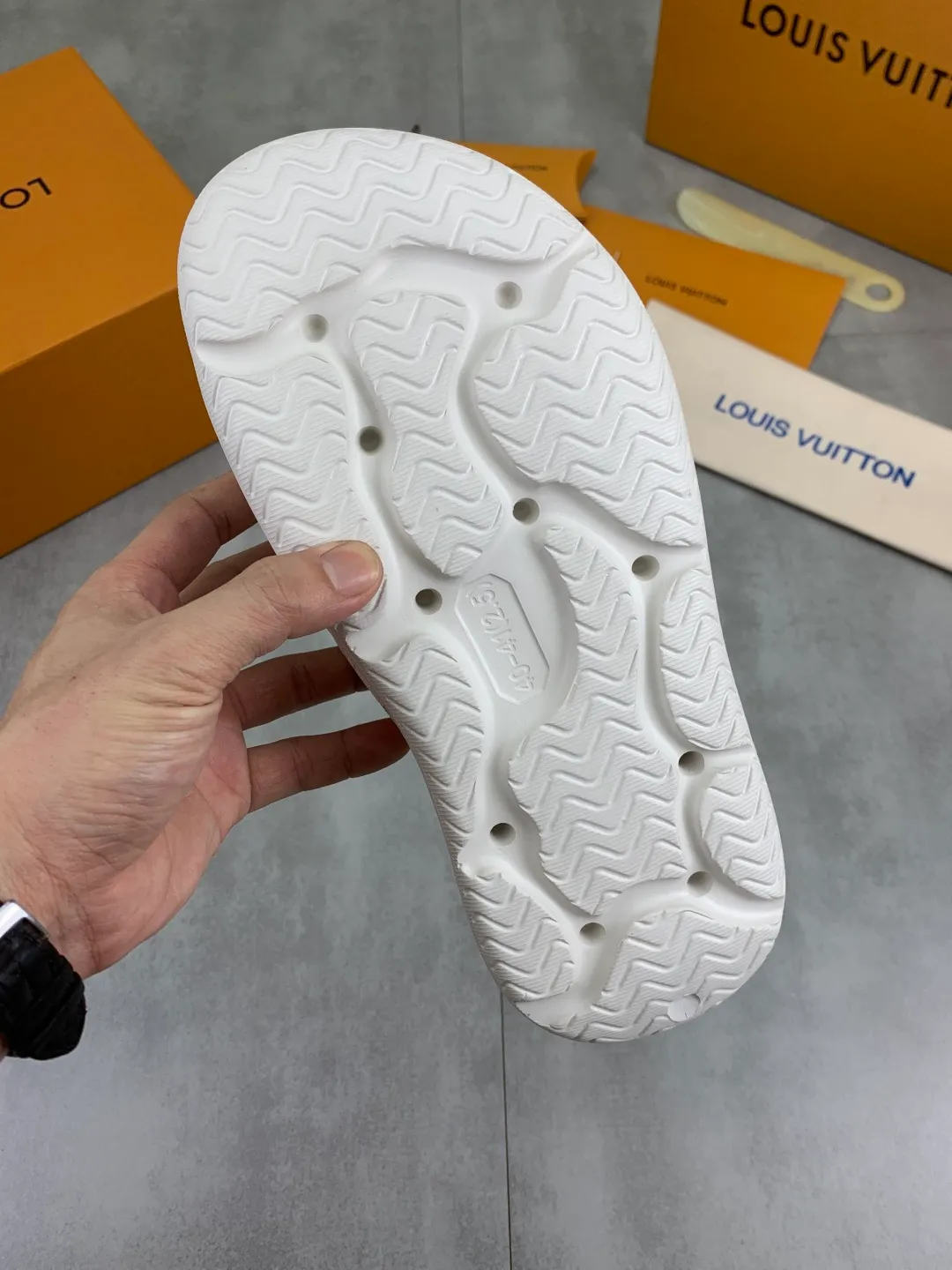 Men's shoes 💰P320💰【New style】🆘 Original quality 【LOUIS VUITTON】The popular Louis Vuitton LV men's slippers on the official website are on sale simultaneously! Original fabric imported from Italy. Original bottom provided by the original factory. Number of yards: 38-44 (customized to 45). Multiple colors to choose from. Fully packaged drawer box.